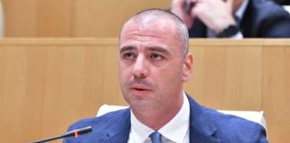 ლევან მაჭავარიანი ონისე ოქრიაშვილის მიერ ნოდარ დუმბაძის მისამართით გამოთქმულ შეურაცხმყოფელ განცხადებაზე: „ეს არის ერთგვარი მეთოდი: ავტორიტეტები არ უნდა არსებობდნენ, ტრადიციები და კულტურა დასაცინი უნდა იყოს. ანუ ის ყველაფერი, რაც შენი ქვეყნის იდენტობის განუყოფელი ნაწილია, იმდენად უნდა გაუბრალოვდეს, რომ საბოლოო ჯამში აზრი დაკარგოს“