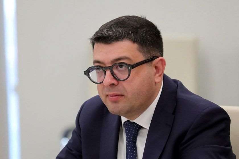 დიმიტრი სამხარაძე: “ცალკეული პირები, რომლებიც დღეს „ქართულ ოცნებას”უსამართლოდ აკრიტიკებენ, კვლავაც იღებენ დაფინანსებას ბიძინა ივანიშვილის მიერ დაფუძნებული ფონდიდან – მქონდა შესაძლებლობა მეკითხა, პასუხი კი ისეთი მივიღე, როგორიც მხოლოდ სამშობლოს მოყვარე ადამიანს შეუძლია გასცეს:„ამ ხალხის ღვაწლი, ქვეყნის აღიარებაში შეტანილი წვლილი დასაფასებელია. როდესაც შესაძლებლობა გაქვს, უნდა დაეხმარო. მთავარი ეს არის და არა მისი პოლიტიკური გემოვნება”