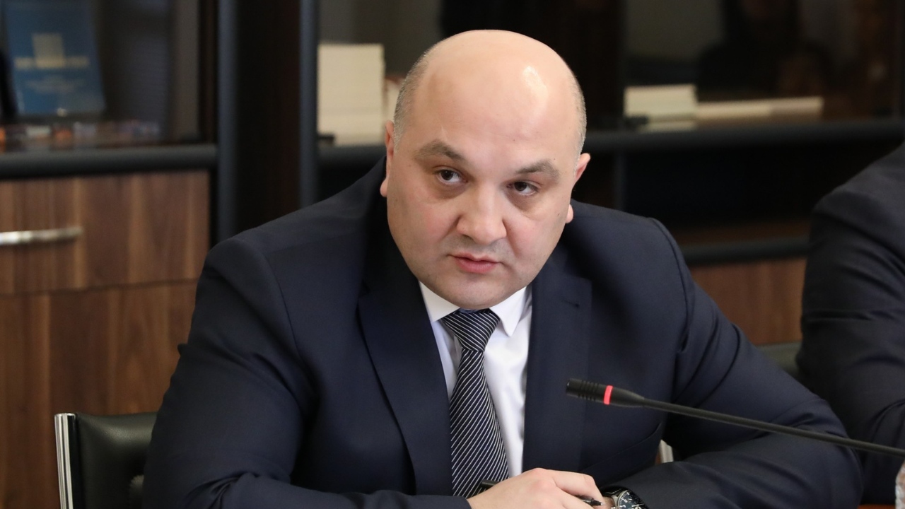 „გუშინდელი ბანერები, რაც მათ ჰქონდათ გამოქვეყნებული, გარდა ამ სიტყვიერი შეურაცხყოფისა, რასაც იყენებდნენ აქციის მსვლელობის დროს, ეს არ ჯდება არც შეკრება-მანიფესტაციის თავისუფლებაში და არც გამოხატვის თავისუფლებაში, ეს არის უკვე კანონდარღვევა“ – ალექსანდრე დარახველიძე
