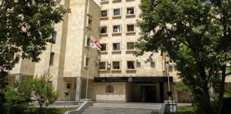 თელავში მომხდარ ფაქტთან დაკავშირებით, დაკავებულს ბრალი 120-ე მუხლის პირველი ნაწილით წარედგინება. პროკურატურა გირაოს ითხოვს